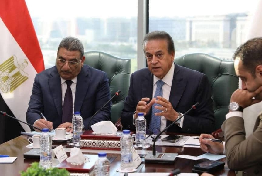 وزير الصحة يتابع مشاريع المدينتين الطب