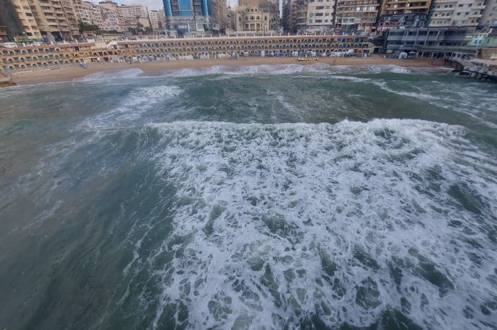 ملتم أغسطس يضرب بحر الإسكندرية يثير اضطراب الأمواج