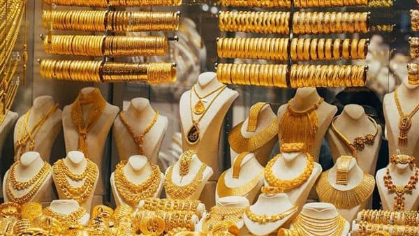 الذهب يرتفع محليا رغم تراجع الأوقية