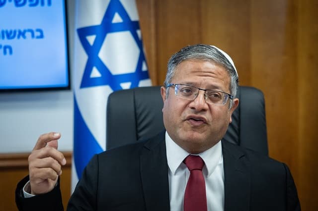 بن غفير خلال اقتحامه زنازين فلسطينيات: أنا سعيد بظروف اعتقالكن