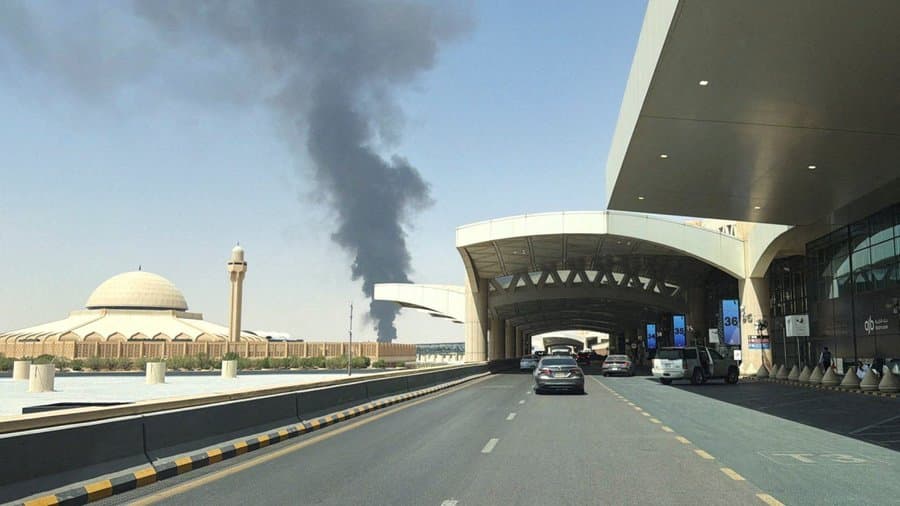 الخطوط السعودية تتعرض لاعتداء بمطار الملك خالد يتسبب بمقتل أحد موظفيها