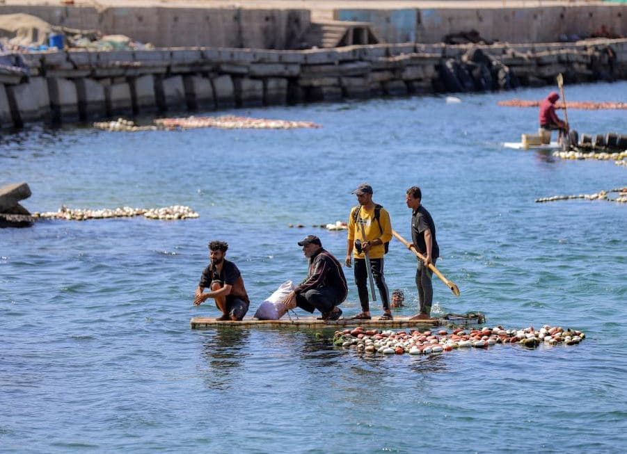 الجيش الإسرائيلي يصيب صيادين فلسطينيين قبالة غزة