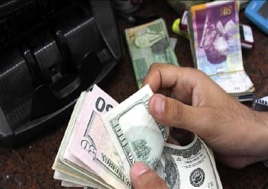 إسرائيل تخفض ضريبة البنزين