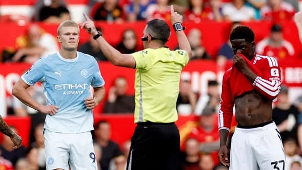 أسطورة مانشستر يونايتد يطالب بإلغاء الـVAR بسبب هدف هالاند