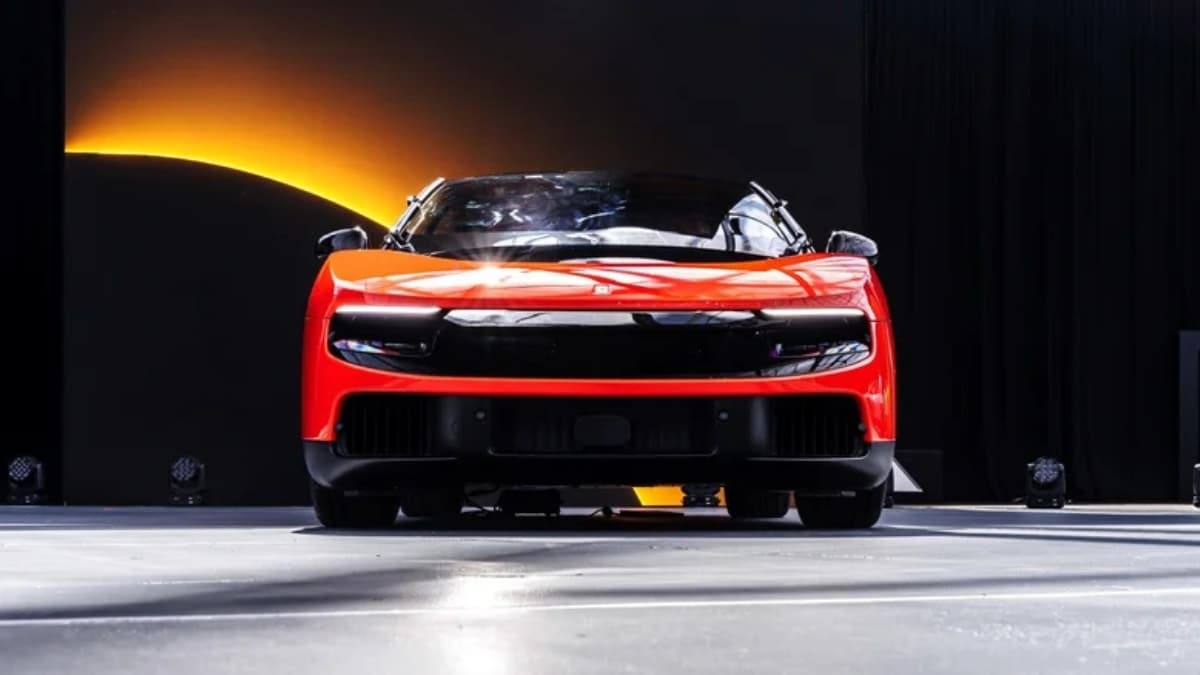 Ferrari Luce تقدم سيارة كهربائية من تصميم جوني آيف