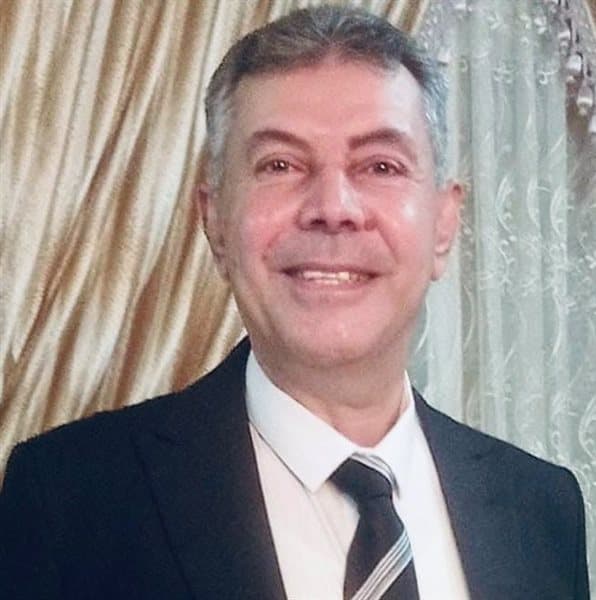 عبد الرحمن يحمل حقيبة