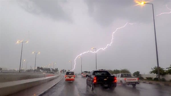 طقس اليوم: أمطار ورعد وارتفاع الحرارة
