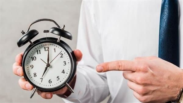 الإفتاء توضح حكم تأجيل العمل لأجر إضافي
