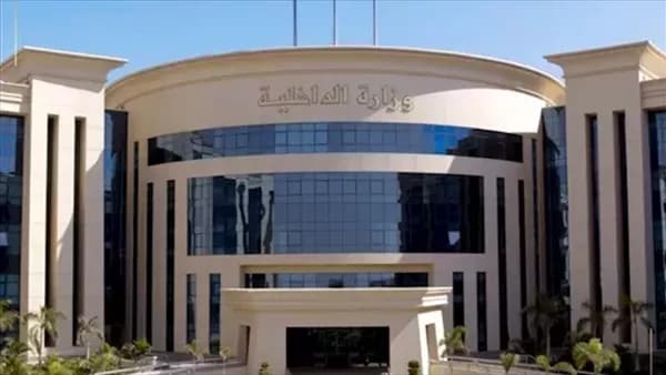 تحريات تكشف مفاجأة عن سيدة ترتدي زي شرطة وتؤدي حركات غير لائقة