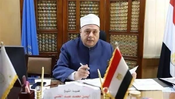 وكيل الأزهر يطمن على حال مرافقيه بعد انقلاب سيارته