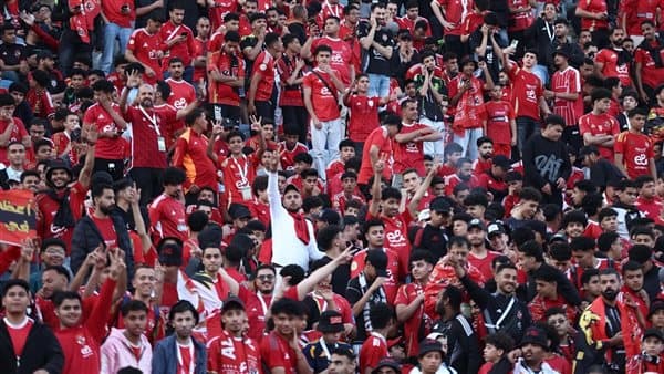 جماهير الأحمر تحفز اللاعبين بعد التأخر