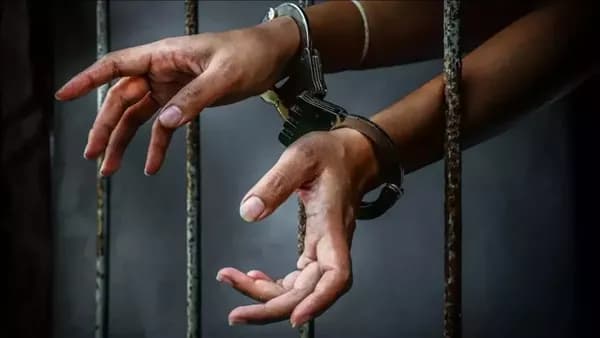 حكم على المتهم بتعذيب ابنته بالوراق