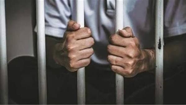 حبس متهم انتحل صفة موظف لاستيلاءه على أموال تجارية