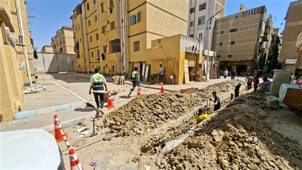 رئيس مياه القناة يتابع ربط صرف صحي لخفض الأحمال في السويس