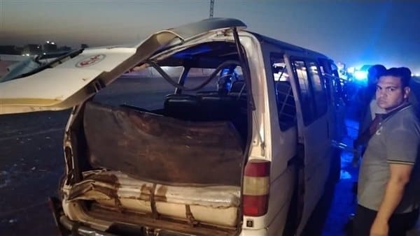 انقلاب ميكروباص يتسبب في مقتل شخص وإصابة 8