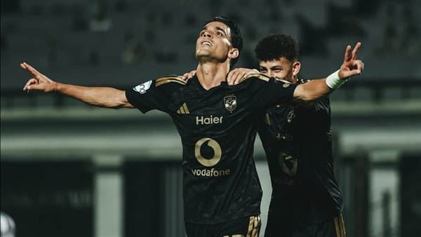 أشرف بن شرقي نجم لقاء الأهلي وزد