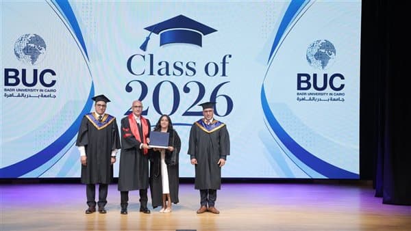 طالبة بدر تحيي حفل التخرج