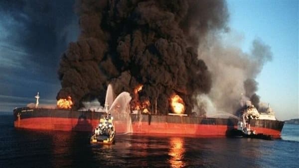 الحرس الثوري يصيب ناقلة نفط في هرمز