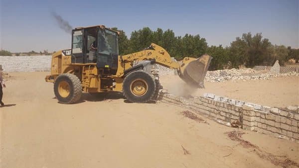 إزالة تعديات على أراضي الدولة في الخارجة