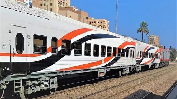 النقل يتعاون مع شرطة النقل لضبط المتورط في تحطيم مرايا قطار مطروح