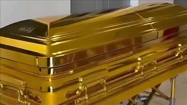 وفاة بريطاني شهير بعد عملية تجميل
