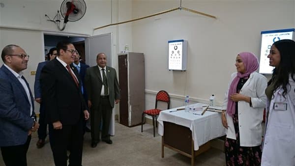 رئيس جامعة القاهرة يزور مستشفى الطلبة في أول أيام الكشف الطبي