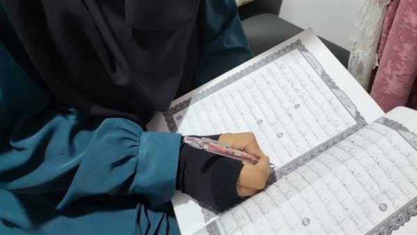 طالبة علاج طبيعي تحفظ القرآن وتكتب المصحف