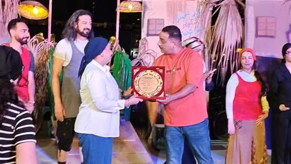 ختام مسرحية مين مع مين بحضور جماهيري