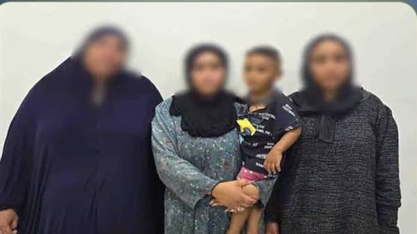 جدة تستغل حفيدها للتسول وعائلتها تكشف الحقيقة