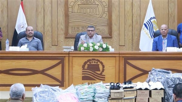 محافظ قنا يوزع 100 حقيبة مدرسية