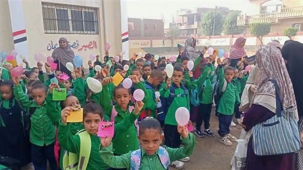 مدير إدارة الصف ينفذ جولة تفقدية في أول يوم دراسي