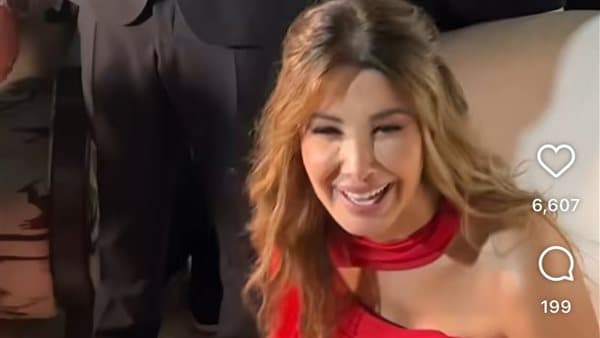 نانسي عجرم تمازح الصحفيين في قرطاج