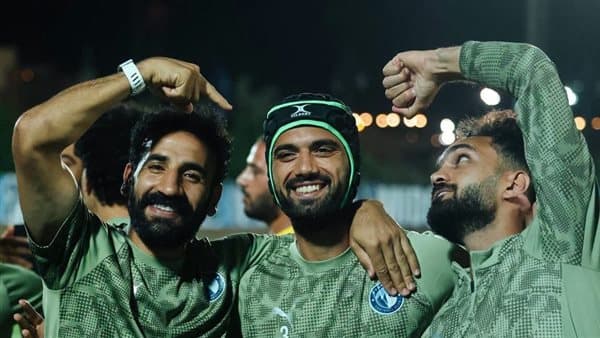 محمود مرعي يرتدي خوذة بعد جراحة في كينيا
