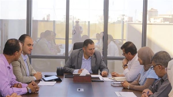 محافظ دمياط يناقش ملف أراضي الدولة