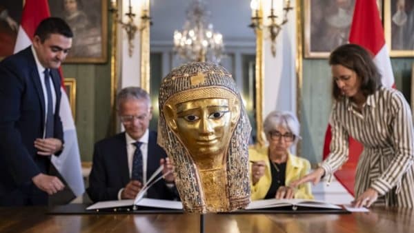 مصر تستعيد قناع ذهبي من سويسرا