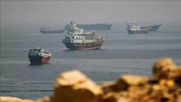 الجيش الإيراني يهدد أي سفينة تعبر هرمز خارج مسارها