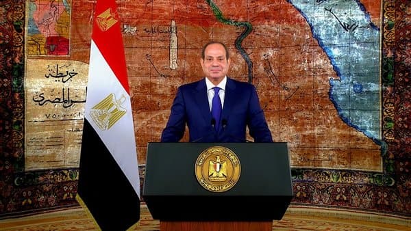 السيسي: دورات الأكاديمية لتعزيز التناغم بين مؤسسات الدولة