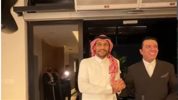 مصطفى كامل ورامي جمال يصلان حفل السعودية