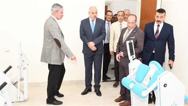 رئيس جامعة القناة يتفقد مركز العلاج الطبيعي