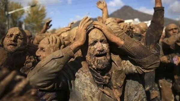 ملايين الشيعة يجلدون أنفسهم في ذكرى كربلاء