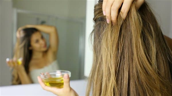 روتين طبيعي سريع لعلاج الشعر المنفوش