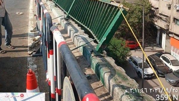 حادث سيارة يسبب كسر سياج الدائري بصفط اللبن
