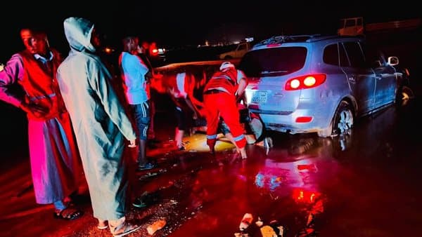 سيول تجتاح ليبيا وتقطع الطرق