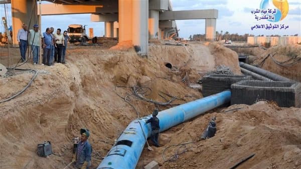 رئيس مياه الإسكندرية يراقب عمل القطار الكهربائي