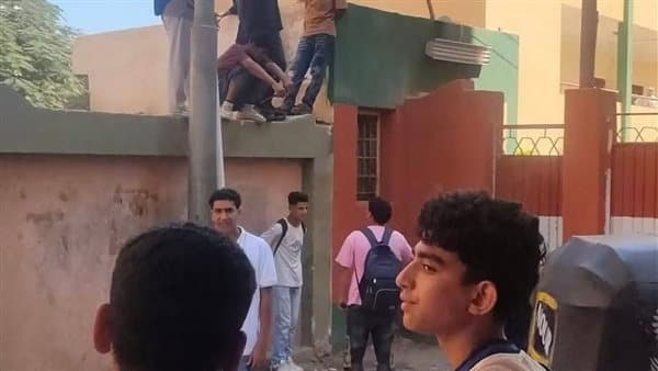 تحديد هوية طلاب أعلى سور مدرسة شبين القناطر