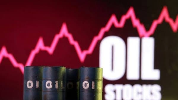 نفط يتراجع إلى 104 دولارات