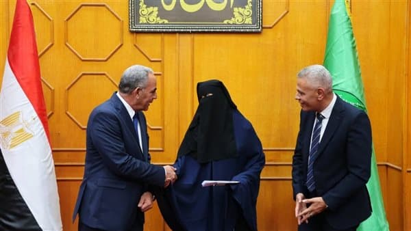 محافظ الإسماعيلية يمنح 5 عمرات مجانية للفئات الأولى