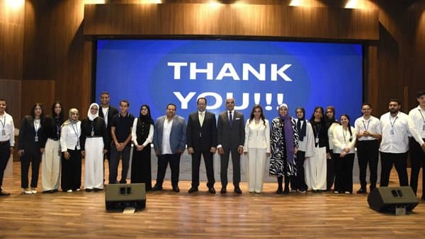 رئيس جامعة عين شمس يرحب بطلاب طب الأهلية