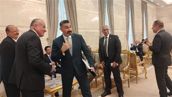 تجمع أعضاء الشيوخ في مقر المجلس