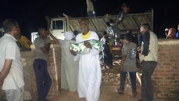 قوافل غذائية وفرق إصلاح شبكات الري بأسوان
